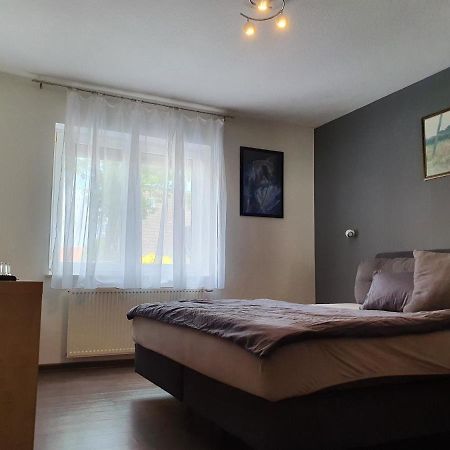 Schlafzimmer, Ruhige Lage In Meppen --- Check-In Mit Schluesselkasten Экстерьер фото